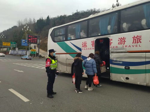 大巴车高速路上抛锚 四川高速公安用警车将53名乘客转移至安全区